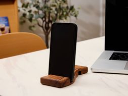 ウェーブ型木製スマホスタンド 　Wave wood mobile phone stand ［087Y12］ 天然木 スマートフォンスタンド 卓上スタンド 充電対応 在宅ワーク デスク周り インテリア雑貨 ナチュラルデザイン 小牧市 送料無料