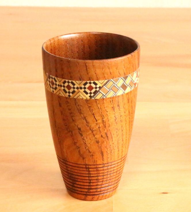 【箱根寄木細工をあしらった木製ジョッキ２点セット】保冷性に優れ、木肌のつくるクリーミーな泡立ちが格別の一杯に【キッチン用品 食器 雑貨 日用品 木製食器　職人メイド 工芸品 職人の手作り おしゃれ食器 神奈川県 小田原市 】 142069_CW024