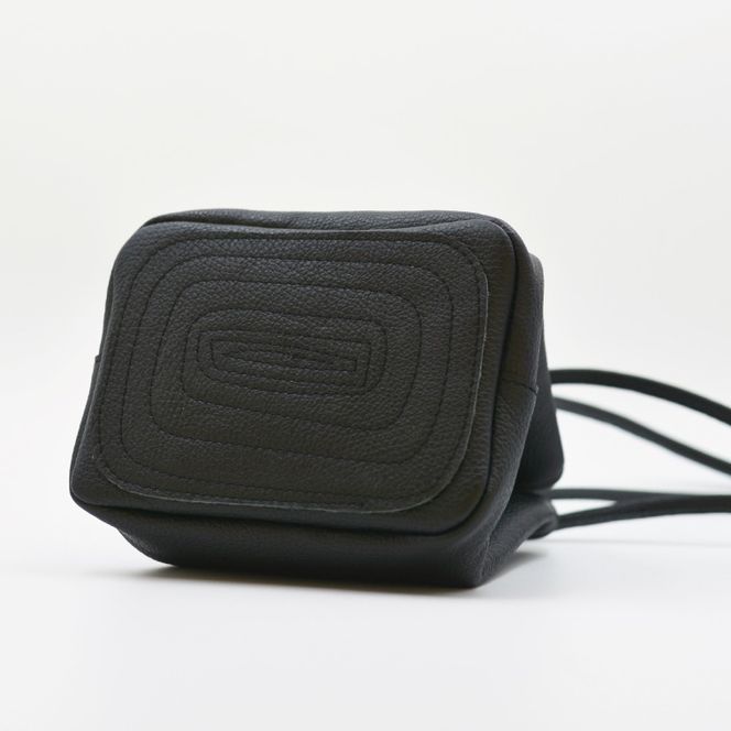 益子の革工房maharoの巾着バッグ（S）ブラック (AX141-3)