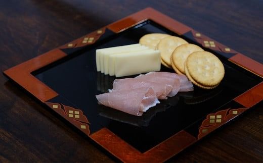 白檀トレー（正方形） / 漆器 食器 お皿 プレート トレイ 漆塗 うるしぬり 手塗り 木製 伝統工芸品 和 お正月 高級 結婚 新築祝い お祝い 贈答 贈り物 プレゼント ギフト 香典返し お返し おもてなし