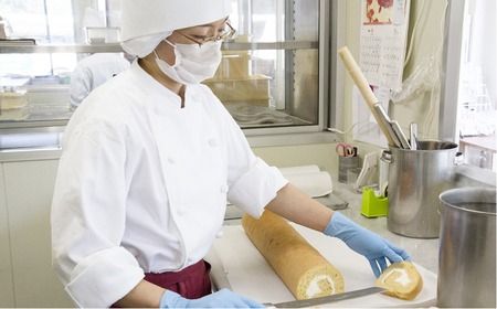 【全3回定期便】【 つまんでご 卵 】糸島 ロールケーキ & マカロン 5個 詰め合わせ セット糸島市 / 緑の農園卵 たまご 菓子 焼き菓子 ケーキ [AGA024] ロールケーキ マカロン 洋菓子 八女茶 あまおう ココア