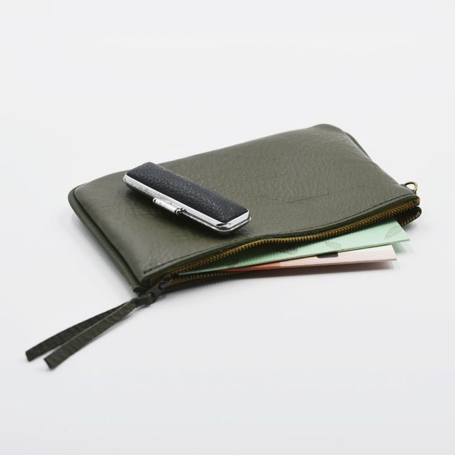 益子の革工房maharoのファスナー通帳ケース　オリーブグリーン｜栃木県 益子町 ふるさと納税 ファスナー通帳ケース 牛革 手作り（AX139-6）