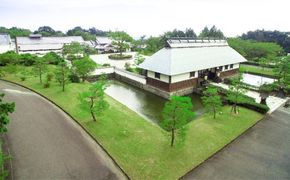 葛城 北の丸ペア宿泊券 1泊2食 饗コース＆ドリンクフリー＆お土産つき【静岡クラウンメロン富士級 1個】メロン 人気 厳選 グルメ 家族 夫婦 静岡 旅行 袋井市 日本建築 四季 癒し 料理個室 料理 おもてなし 泊り 