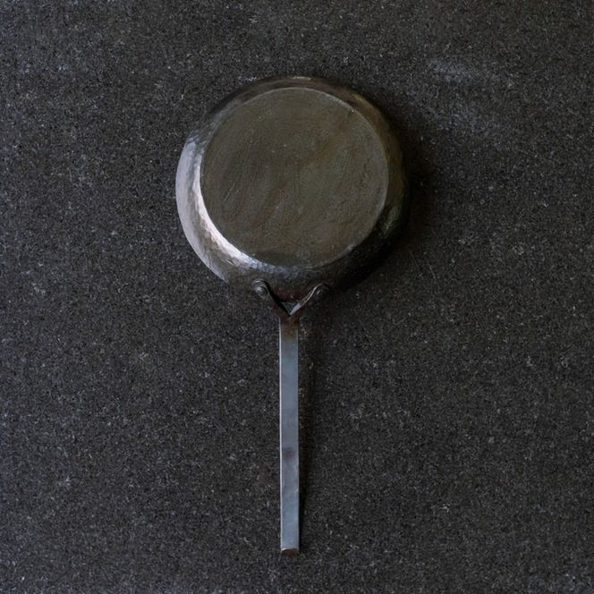 手打ち! アイアン フライパン 26cm IH対応【受注生産品】おすすめ 人気 鉄 おしゃれ 日本製 キッチン用品 キャンプ 調理器具 キッチンツール 料理道具 ギフト 祝い