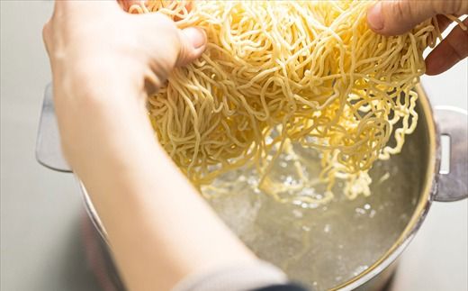 釧路町発 〆まで美味しい細ちぢれ麺（湿原生ラーメン400g）×4袋（16食分）| 北海道で人気 細麺 釧路ラーメン 湿原生 鍋の締め ラーメン 生麺 おすすめ 鍋のシメ 鍋の〆に 食べるラーメン 冷蔵 森谷食品 ご当地グルメ 北海道 釧路町 釧路超 特産品　121-1224-137-004