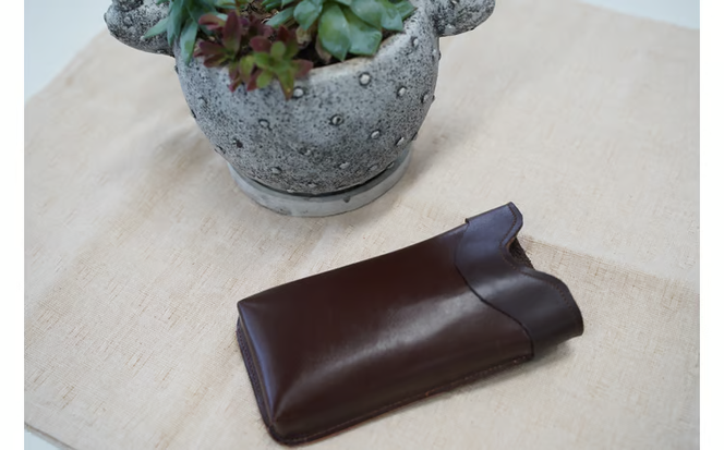 職人手作りの【本革】「スマホポーチ」ブラウン ケース 革 携帯ホルダー ポーチ ベルト 茶 コンパクト シンプル おしゃれ 人気 プレゼント H066-084