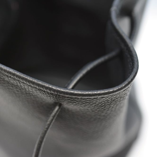 益子の革工房maharoの巾着バッグ（M）ブラック (AX140-3)