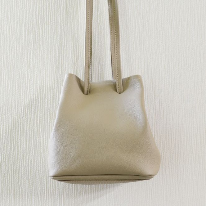 益子の革工房maharoの巾着バッグ（S）ベージュ (AX141-4)