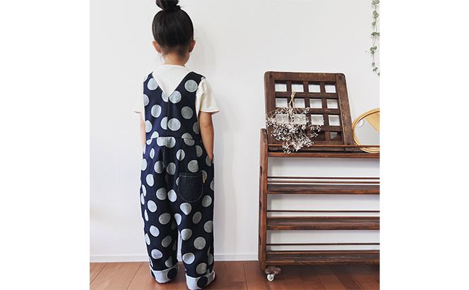 「大きなドット」児島デニムのサロペット（110センチ） 