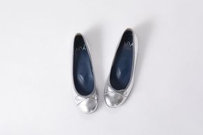 美脚に導く骨盤ケアシューズyui エナメル ライトシルバー【サイズ24.5cm】 DG009VC04