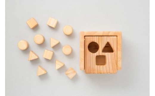 木のおもちゃ ポットン つみき 積み木 木製 知育玩具 男の子 女の子 ギフト プレゼント 贈り物 出産祝い 誕生日祝い 日本製 手作り 名入れ可能 のし 山のくじら舎 1歳 2歳 3歳 赤ちゃん 幼児 子供 おもちゃ 幼児教育 形 認識 片付け 音 スギ ヒノキ 植物性オイル 安全 セット内容 つみ木12個 箱1個 W180mm H130mm D180mm 安芸市 高知県