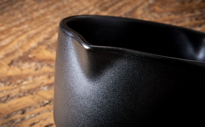 【萬古焼(ばんこやき)】Handmade土鍋 弥生陶園　職人が一つ一つ丁寧に成形し焼き上げる、こだわりの土鍋ミルクパン　土鍋の国内生産80％のシェアを誇る伝統の萬古焼　TS-702　土鍋ミルクパン（黒釉）保温力・使い勝手抜群のミルクパン【スープ、温め、魚料理、肉料理、朝ごはん、朝食、野菜、簡単調理、保温、耐熱、省エネ、耐久性、人気、おすすめ、使いやすい、時短、食卓、旨み、うまみ、電子レンジ】