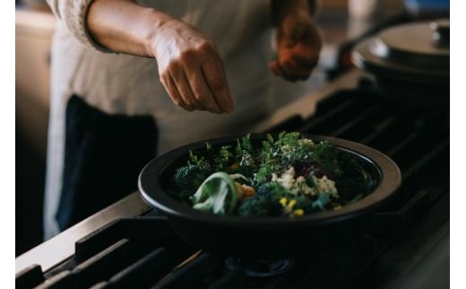 PETARI Shallow Pot 30cm Mud Stone（グレー）G.M.P 【 グッドデザイン賞受賞 陶器製 万能調理土鍋 鍋 土鍋 平鍋 浅鍋 電子レンジ可 キッチン雑貨 新生活 ギフト プレゼント 三重県 四日市市】 -[G632-2] 