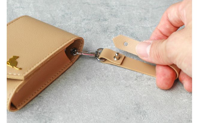 【ベージュ】毎日の“ときめき”を仕込めるリップケース　リップクリームホルダー　キーホルダーストラップ【ミラー付き・3本入る】 232238_CM032VC03