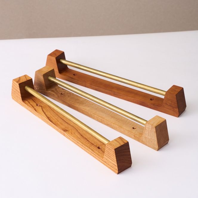 木の存在感がある「タオルかけ」（材料：職人おまかせ）【GOOD WOOD WORKS】_HA0431