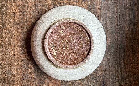 【受注生産】 中黒八寸鉢 アイボリー + 黒釉 糸島市 / うつわと手仕事の店 研 器 陶器 食器 クラフト 手作り [ARD037] 食器 お皿 焼物 やきもの 焼き物 器 陶器 うつわ 盛り付け皿 手づくり 鉢