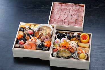 【京料理宮前】生産牧場指定近江牛ローストビーフ300g付おせち料理二段重【令和6年12月16日まで受付】【DM11U】