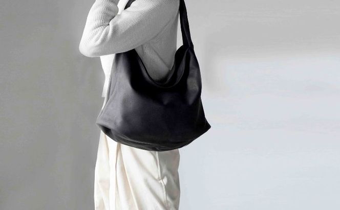 シルキータッチしっとりレザー 軽く柔らかい袋タイプ・ＬＵＡ(ＬＡ００１)＃墨黒 A4対応 バッグ 牛革 レザー 革製品 天然素材 軽量 日本製 ブラック カジュアル 墨田区 東京