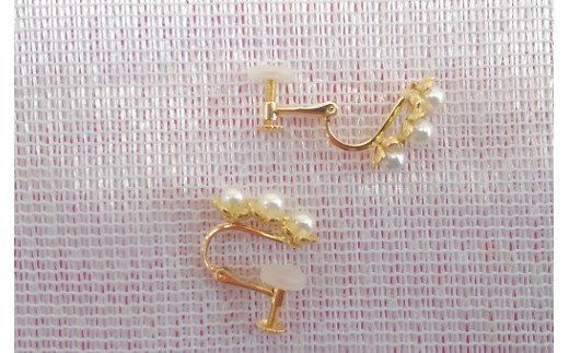 Q-38伊勢志摩あこや本真珠ベビーパールK18イヤリング（子花）
