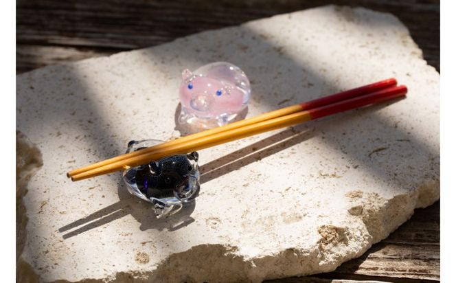 【RYUKYU GLASS WORKS 海風】ミニブタ箸置き（黒・１つ） ☆ 沖縄 人気商品 子豚ちゃん 読谷村 風水 カワイイ 贈り物に 色違い有 お揃いで キュート まぁるい 琉球ガラス 職人技 地場産品 贈り物に お祝いに インテリア