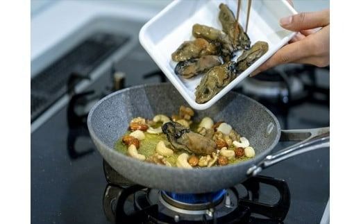 牡蛎燻製オイル漬デュエットA（にんにくオイルS120g×1個 山椒オイルS120g×1個 ★サケ・マス冷燻製S40g×1個★ アラカルト10g×6個入り1セット）【0tsuchi00174-202412】