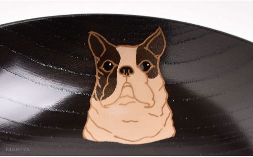 山中漆器の蒔絵 漆塗り平椀 フレンチブルドック 犬 天然木 木製 欅 平椀 器 椀 蒔絵 漆塗り 漆器 伝統工芸 工芸品 国産 日本製  テーブルウェア  贈り物 復興 震災 コロナ 能登半島地震復興支援 北陸新幹線 F6P-1344