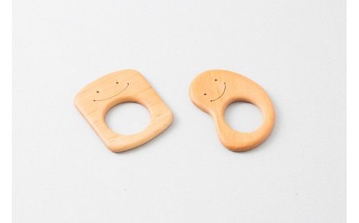 木のおもちゃ 歯がため 2個入 セット 巾着付き かわいい 歯固め 赤ちゃん ベビー 幼児 0歳から ギフト 包装 ラッピング プレゼント 贈り物 贈答 出産祝い 誕生日祝い のし 熨斗対応 受注生産品 山のくじら舎 高知県 安芸市 サクラ材 天然素材 安全 日本製 国産 口に入れても安心 植物性オイル 丸み 磨き にっこり 専用箱 乳児 おしゃべり期 歯茎 成長サポート 安芸市 高知県
