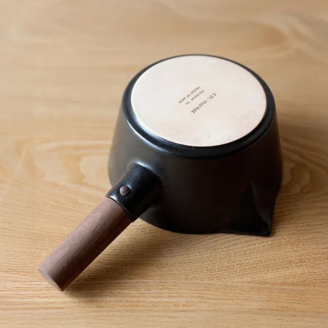 【萬古焼（ばんこやき）】コロンとかわいいフォルムで使い勝手の良いミルクパン 4th-market リコッタ　ミルクパン　蓋つき 白 1個【鍋、土鍋、煮物、スープ、万能、おしゃれ、かわいい、結婚祝、出産祝、セット、贈答、普段使い、手作り、冬、煮込み、一人用、家庭用、一人暮らし、家族、ファミリー、新生活、スープ、三重県 四日市市 ふるさと納税】