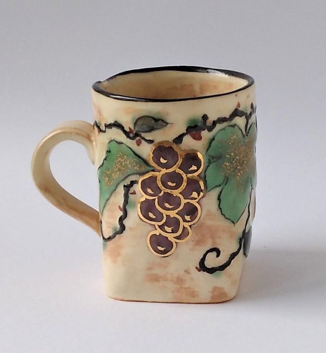 【ギャラリー洛中洛外】形が特徴的で実り多い葡萄が華やか 浮花葡萄マグカップ 261009_A-GM002