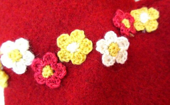 お花モチーフネコバッグ＊カーディナルレッドB ファッション かばん 手編みトートバッグ 花飾り 厚み 崩れにくい 生地 上品 差し色 入れ口小さめ かわいい おしゃれ 