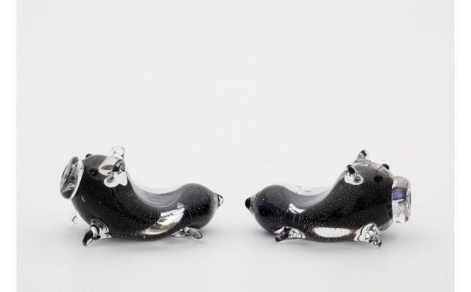【RYUKYU GLASS WORKS 海風】ミニブタ箸置き（黒・１つ） ☆ 沖縄 人気商品 子豚ちゃん 読谷村 風水 カワイイ 贈り物に 色違い有 お揃いで キュート まぁるい 琉球ガラス 職人技 地場産品 贈り物に お祝いに インテリア