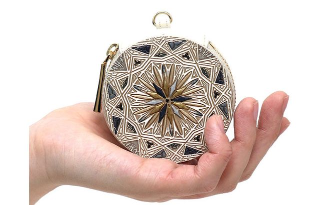 【文庫屋大関】マカロンポーチ カロー＜ブラック＞【皮革工芸品】 ポーチ ミニポーチ 小物入れ アクセサリー入れ イヤホン入れ 収納 保管ケース 手のひらサイズ  本革 革 皮革 工芸品 工芸 雑貨 ギフト プレゼント 日本製 東京