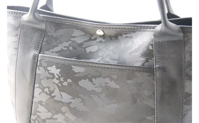 【DOES】ユニセックス　レザートート ファッション カバン バッグ 光 迷彩 型押し カモフラレザー 黒革 ジェンダーレス ポケット 肩がけ 上品 個性的 