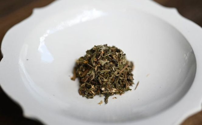 月のよもぎ茶 茶葉20g 糸島市 / - suu - / ハーブティー 茶葉 よもぎ[ADQ002]