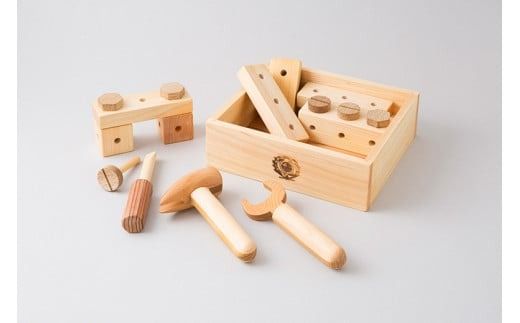 木のおもちゃ ちいさな 大工道具 セット 山のくじら舎 詰め合わせ 木製 木 おもちゃ 知育玩具 男の子 女の子 ギフト プレゼント 贈り物 贈答 お祝い 出産祝い 誕生日祝い 日本製 手作り てづくり 大工 道具 受注生産品 名入れ可能 高知県 安芸市 2歳 トンカチ ドライバー レンチ 木箱 ヒノキ スギ ケヤキ サクラ 組み立て 釘 穴あきブロック 想像力 つみ木 親子 遊び 安芸市 高知県