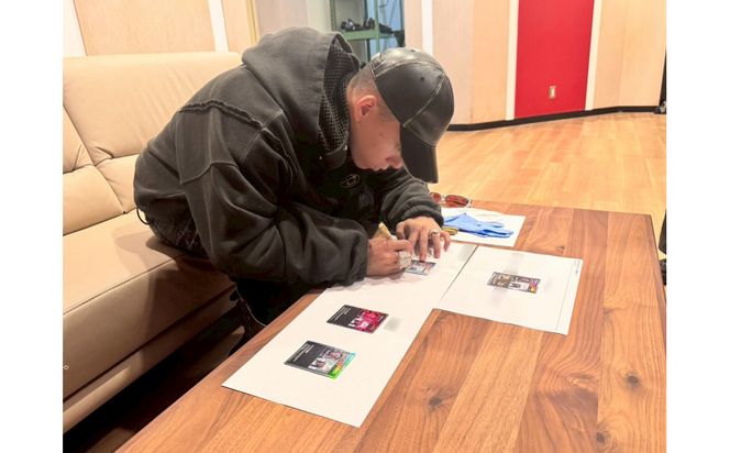 【ふるさと納税限定セット】12 inchレコード盤『ローズ・セラヴィ さりながら、死ぬのはいつも他人なり MNNK MADE』トレーディングカード2パック入り｜カイカイキキ レコード 人気 おすすめ [ 京都 アーティスト 村上隆 カイカイキキ レコード盤 トレーディングカード トレカ 2パック ふるさと納税限定 グッズ 人気 おすすめ お取り寄せ 通販 送料無料 ふるさと納税 ］ 261009_KA053