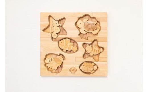 木のおもちゃ パズル かくれんぼパズル うみべ 海辺 生き物 動物 木製 知育玩具 赤ちゃん ベビー 男の子 女の子 ギフト プレゼント 贈り物 出産祝い 誕生日祝い 日本製 手作り 名入れ可能 山のくじら舎 2歳 幼児 子供 玩具 エデュケーショナルトイ 幼児教育 脳トレ 感覚刺激 海の生き物 魚 貝 ヒトデ 木のパズル 想像力 創造力 集中力 観察力 手先の器用さ W340mm H50mm D320mm ヒノキ スギ フェルト 安芸市 高知県