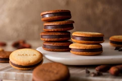 【高島屋選定品】＜dari K(ダリケー）＞カカオサンドクッキー12枚入×3箱セット［ 京都 チョコレート カカオを通して世界を変える 人気 おすすめ ギフト プレゼント 贈答 お取り寄せ お菓子 スイーツ ］ 261009_A-AAH007