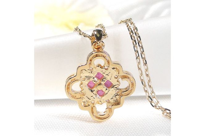 ネックレス K18YGイエローゴールド ダイヤモンド 0.15ct ルビー スクエア クローバー ペンダント 18金 菱形【f271-k18yg-ru】 [株式会社オーダーメイドジュエリーメイ 山梨県 韮崎市 20742926] アクセサリー アクセ ジュエリー