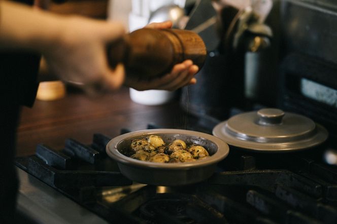 PETARI Shallow Pot 18cm Mud Stone（グレー）G.M.P 【 グッドデザイン賞受賞 陶器製 万能調理土鍋 鍋 土鍋 平鍋 浅鍋 電子レンジ可 キッチン雑貨 新生活 ギフト プレゼント 三重県 四日市市】 -[G631-2]