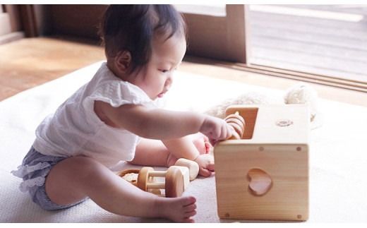 木のおもちゃ 赤ちゃんの宝石箱 お月さま 箱入り セット 詰め合わせ 宝石 木製 知育玩具 男の子 女の子 ギフト プレゼント 贈り物 出産祝い 誕生日祝い 日本製 手作り 受注生産品 名入れ可能 のし 熨斗 山のくじら舎 0歳 つみ木 歯がため カタカタ コロコロ 1個 ヒノキ ケヤキ サクラ 木箱 18cm×15cm 安全 赤ちゃん おもちゃ 木育 おしゃれ かわいい 人気 安芸市 高知県