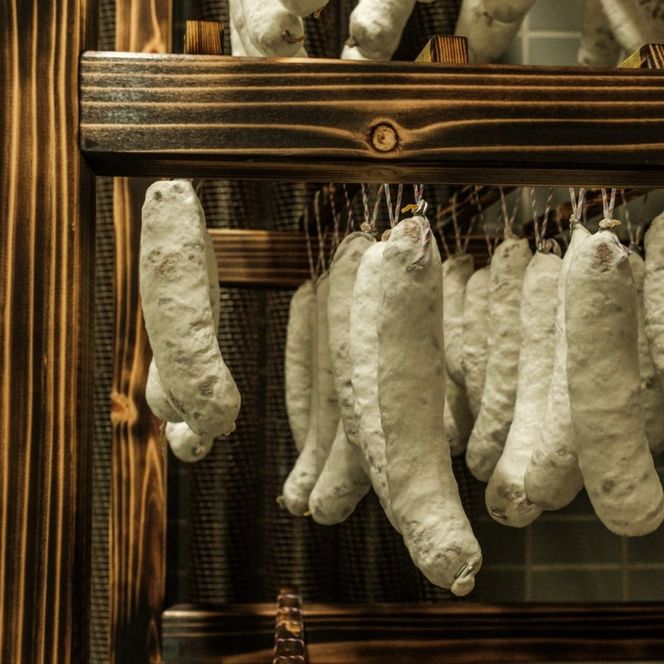 【おつまみに最適】白カビドライソーセージ(チーズ&トマト) サッカム4 豚肉 発酵 熟成 北海道 せたな町 ふるさと納税