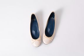 美脚に導く骨盤ケアシューズyui エナメル アイボリー【サイズ26.0cm】DG011VC07