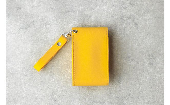 【イエロー】毎日の“ときめき”を仕込めるリップケース　リップクリームホルダー　キーホルダーストラップ　【ミラー付き・3本入る】 232238_CM032VC02