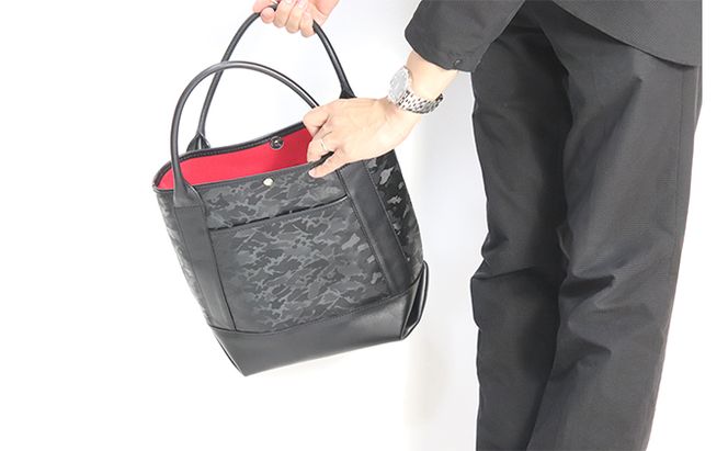 【DOES】ユニセックス　レザートート ファッション カバン バッグ 光 迷彩 型押し カモフラレザー 黒革 ジェンダーレス ポケット 肩がけ 上品 個性的 