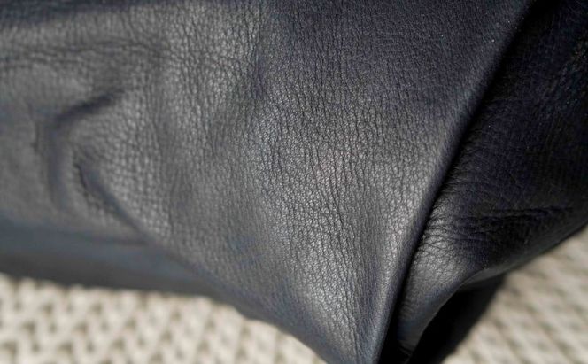 シルキータッチしっとりレザー 軽く柔らかい袋ショルダーバッグ・ＬＵＡ(ＬＡ００2)＃墨黒 バッグ 牛革 レザー 革製品 天然素材 軽量 日本製 ブラック カジュアル 墨田区 東京