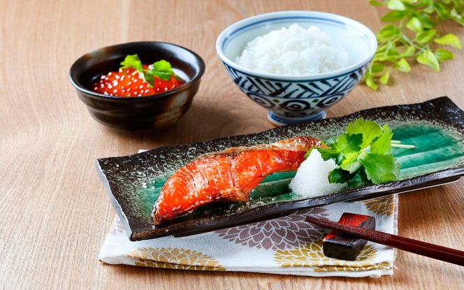 【天然鮭使用】大ボリューム！こだわり仕込の天然紅サケ切身 約1kg（約9切れ～11切れ） / 鮭 シャケ 魚 切り身 焼き魚 ご飯のおとも おかず おつまみ【uot715C】