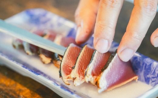 魚市場 の目利きが 厳選 本場 高知 の カツオのタタキ 約500g（ スライス済み タレ付き 血合い抜き ） 冷凍 海鮮 海の幸 魚 魚介 かつお カツオ 鰹 たたき タタキ 新鮮 ごちそう おかず 高知県 四万十市 四万十 しまんと 25-610