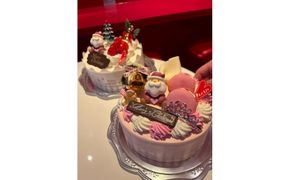 【Le Lis】クリスマスケーキ＜ピンクのデコレーション＞♪とびっきり可愛い芸術デコレーションケーキ5号（4～6名様分）【冷凍でお届け・冷蔵解凍】 232238_BF06-PR