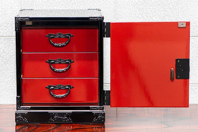 仙台箪笥 舟箪笥 前朱色漆・側黒呂漆塗り 工芸品 伝統 [仙台箪笥 タンス たんす 舟箪笥 前朱色漆 側黒呂漆塗り 小型 高級 工芸品 伝統 欅産業 宮城県 利府町]|06_kyk-241201